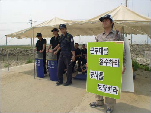 “저희는 찍지 마십시오.” 아무것도 모르는 경찰들의 입이 열렸다. “앵글에 잡혀서 어쩔 수 없습니다. 그곳에 안 계시면 찍히지 않습니다.” 아주 잠깐 신경전이 이어졌지만 그들은 다음 말을 잇지 않았다. 일인 시위자는 굳건하다. 